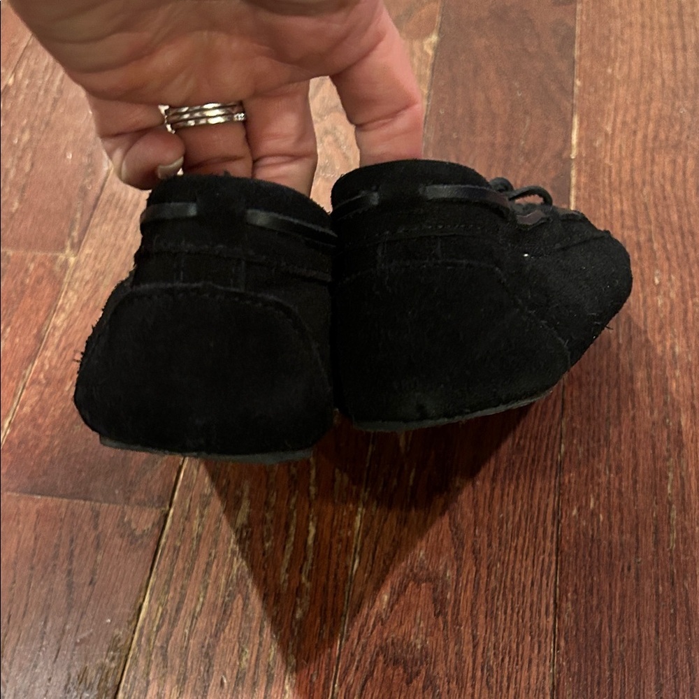 Minnetonka Women's Classic Black Moccasins - Picture 9 of 10